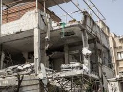 إصابة إسرائيلية .. دمار كبير إثر سقوط صاروخ بشكل مباشر على مبنى في نهاريا