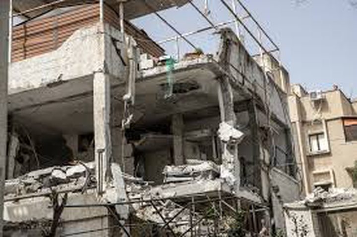 إصابة إسرائيلية .. دمار كبير إثر سقوط صاروخ بشكل مباشر على مبنى في نهاريا