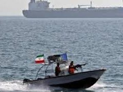 في تحدٍ للحصار الأمريكي : ناقلة نفط "معاقبة" تنجح في عبور مضيق هرمز