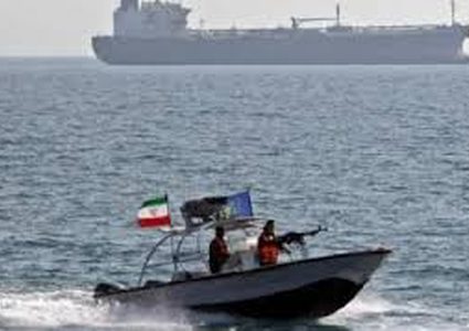 في تحدٍ للحصار الأمريكي : ناقلة نفط "معاقبة" تنجح في عبور مضيق هرمز