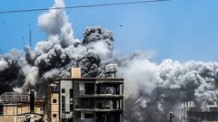 شهداء ومصابون قصف الاحتلال مجموعة مواطنين في مدينة دير البلح