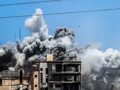 شهداء ومصابون قصف الاحتلال مجموعة مواطنين في مدينة دير البلح