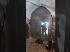 مستوطنون ينصبون بوابة حديدية في البلدة القديمة بالقدس