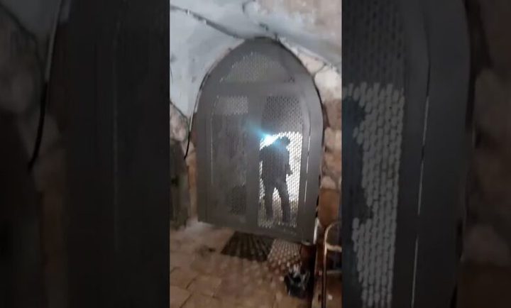 مستوطنون ينصبون بوابة حديدية في البلدة القديمة بالقدس