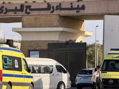 الصحة: مغادرة 126 مريضاً ومرافقاً من غزة عبر معبر رفح