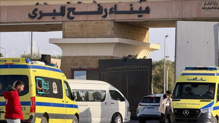 الصحة: مغادرة 126 مريضاً ومرافقاً من غزة عبر معبر رفح