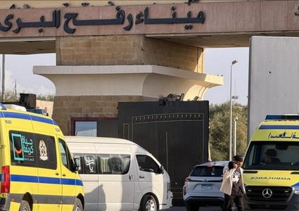 الصحة: مغادرة 126 مريضاً ومرافقاً من غزة عبر معبر رفح