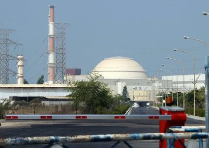 روسيا تُجلي غالبية طاقمها الفني من محطة بوشهر النووية في إيران