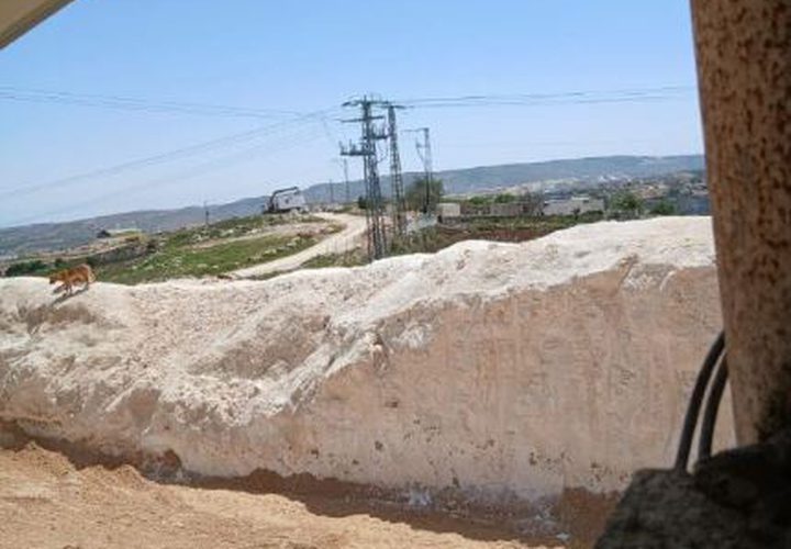 تجريف أراضي ونصب كرفان في منطقة أم سعيد الواقعة بين قريتي أم سلمونة ومراح رياح جنوب بيت لحم، في محاولة لتوسيع السيطرة على المنطقة.