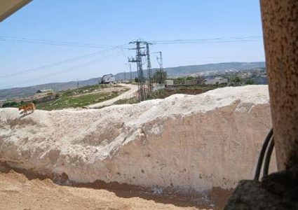 تجريف أراضي ونصب كرفان في منطقة أم سعيد الواقعة بين قريتي أم سلمونة ومراح رياح جنوب بيت لحم، في محاولة لتوسيع السيطرة على المنطقة.