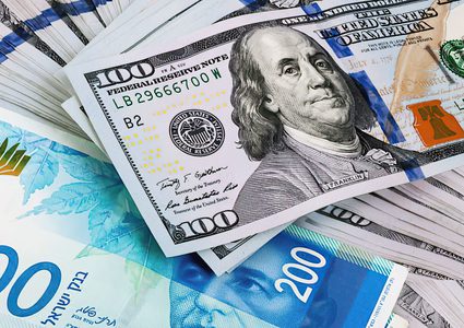 الدولار يواصل تراجعه ويقترب من مستوى 3 شواقل