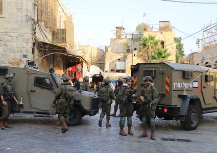 الاحتلال يعتقل مواطنين ويغلق مقر لجنة زكاة إذنا غرب الخليل