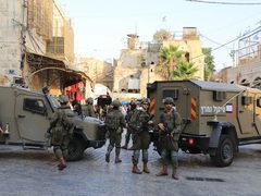 الاحتلال يعتقل مواطنين ويغلق مقر لجنة زكاة إذنا غرب الخليل