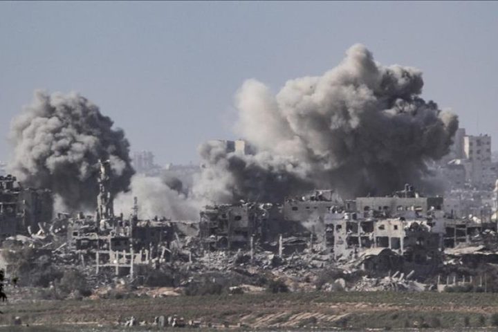 قصف مدفعي ونسف منازل وراء الخط الأصفر بغزة وجباليا