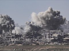 قصف مدفعي ونسف منازل وراء الخط الأصفر بغزة وجباليا