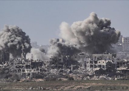 قصف مدفعي ونسف منازل وراء الخط الأصفر بغزة وجباليا
