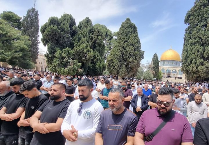 عشرات الآلاف يؤدون صلاة الجمعة في المسجد الأقصى المبارك.