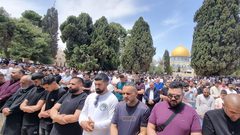 عشرات الآلاف يؤدون صلاة الجمعة في المسجد الأقصى المبارك.