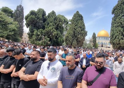 عشرات الآلاف يؤدون صلاة الجمعة في المسجد الأقصى المبارك.