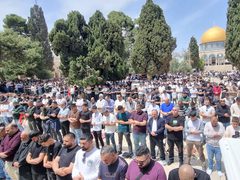 عشرات الآلاف يؤدون صلاة الجمعة في المسجد الأقصى المبارك.