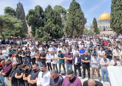 عشرات الآلاف يؤدون صلاة الجمعة في المسجد الأقصى المبارك.