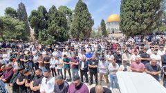 عشرات الآلاف يؤدون صلاة الجمعة في المسجد الأقصى المبارك.