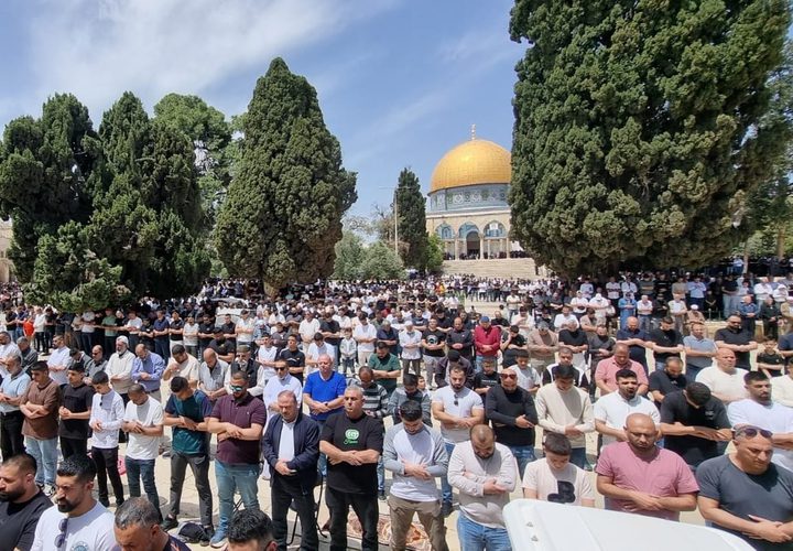 عشرات الآلاف يؤدون صلاة الجمعة في المسجد الأقصى المبارك.