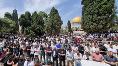 عشرات الآلاف يؤدون صلاة الجمعة في المسجد الأقصى المبارك.