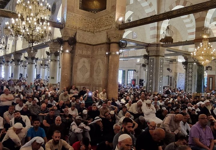 عشرات الآلاف يؤدون صلاة الجمعة في المسجد الأقصى المبارك.