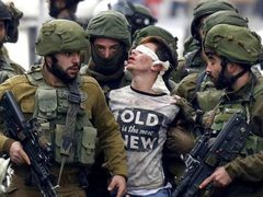 الاحتلال يعتقل شابين من مخيم الفارعة