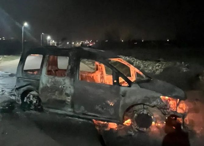 مستوطنون يحرقون منزلاً ومركبة في ترمسعيا شمال شرق رام الله