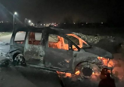 مستوطنون يحرقون منزلاً ومركبة في ترمسعيا شمال شرق رام الله