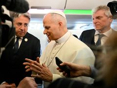 البابا يتمسك بخطاب السلام في جولته الأفريقية ويتجنب الرد على هجمات ترامب