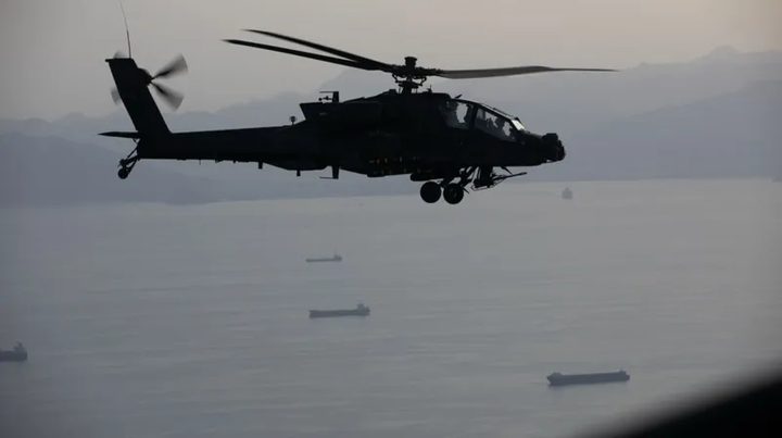 الحصار الأميركي.. مروحيات أباتشي فوق هرمز وإرجاع 23 سفينة