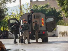 الاحتلال يقتحم المنطقة الشرقية لمدينة نابلس ويداهم محال تجارية