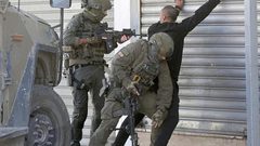 الاحتلال يحتجز مواطنين وينكل بهم في قرية أبو فلاح