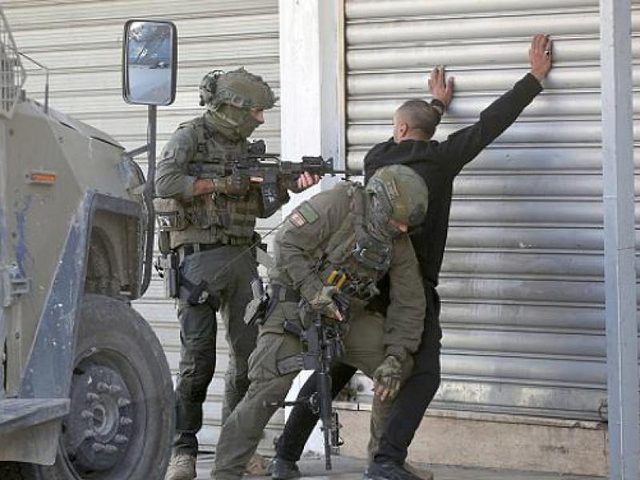 الاحتلال يحتجز مواطنين وينكل بهم في قرية أبو فلاح