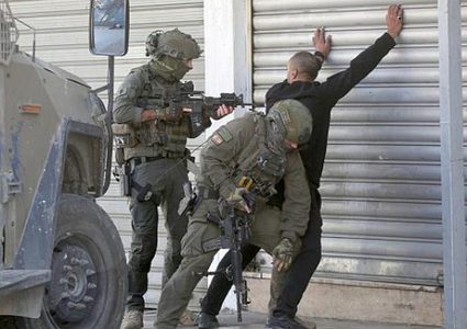 الاحتلال يحتجز مواطنين وينكل بهم في قرية أبو فلاح