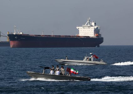 إيران تعيد إغلاق هرمز وتتهم أميركا بانتهاك اتفاق