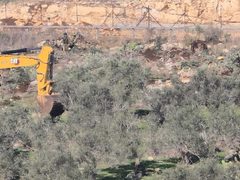 الاحتلال يجرف أراضي ويغلق طرقا فرعية في زبوبا غرب جنين