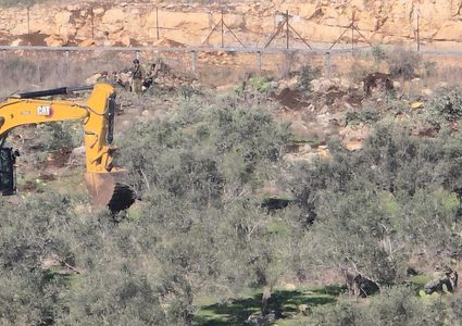 الاحتلال يجرف أراضي ويغلق طرقا فرعية في زبوبا غرب جنين