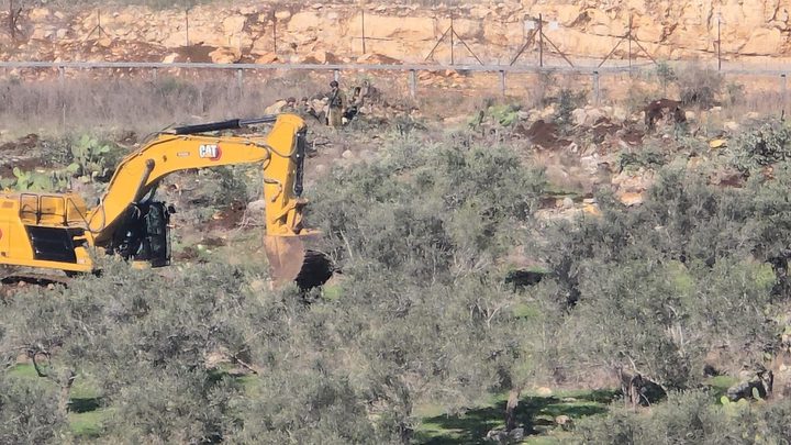 الاحتلال يجرف أراضي ويغلق طرقا فرعية في زبوبا غرب جنين