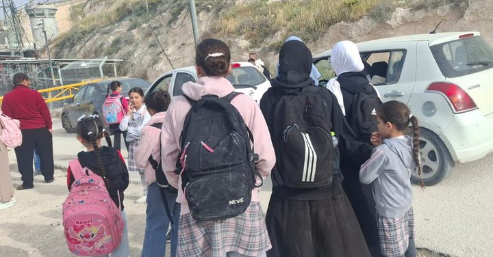 القدس: الاحتلال يمنع طلبة السواحرة الغربية من الذهاب لمدارسهم عبر حاجز الشياح