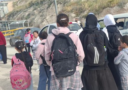 القدس: الاحتلال يمنع طلبة السواحرة الغربية من الذهاب لمدارسهم عبر حاجز الشياح