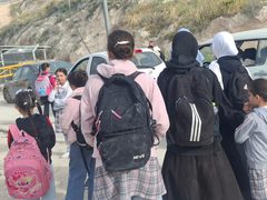 القدس: الاحتلال يمنع طلبة السواحرة الغربية من الذهاب لمدارسهم عبر حاجز الشياح