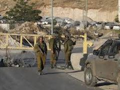 قوات الاحتلال تنصب حاجزا عند مدخل يبرود شرق رام الله