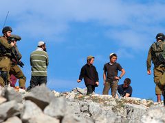 إصابة مواطن في هجوم للمستوطنين على قرية عين سينيا شمال رام الله