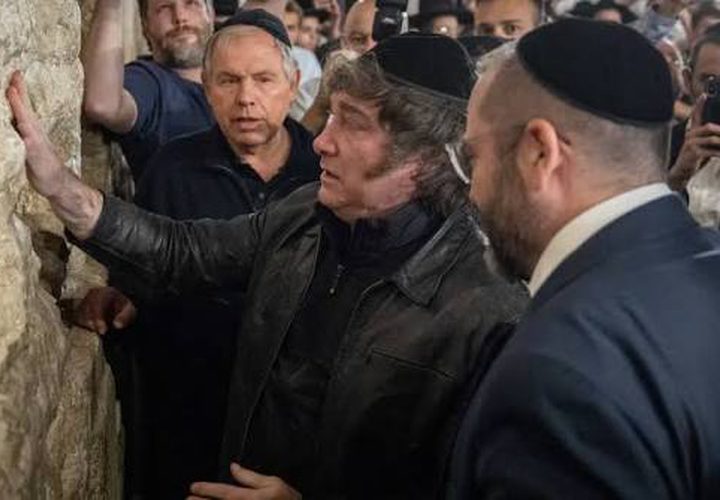 وتزامن ذلك مع اقتحام 150 مستوطنا المسجد الأقصى بحماية مشددة من شرطة الاحتلال