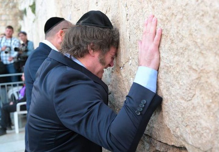 رئيس الأرجنتين في حائط البراق بحماية شرطة الاحتلال