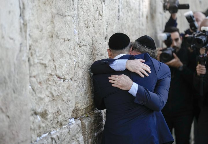 وتوجه ميلي ظهر اليوم لحائط البراق في الحرم القدسي، وسط إجراءات أمنية مشددة، وفرضت شرطة الاحتلال إغلاقا على البلدة القديمة بالقدس